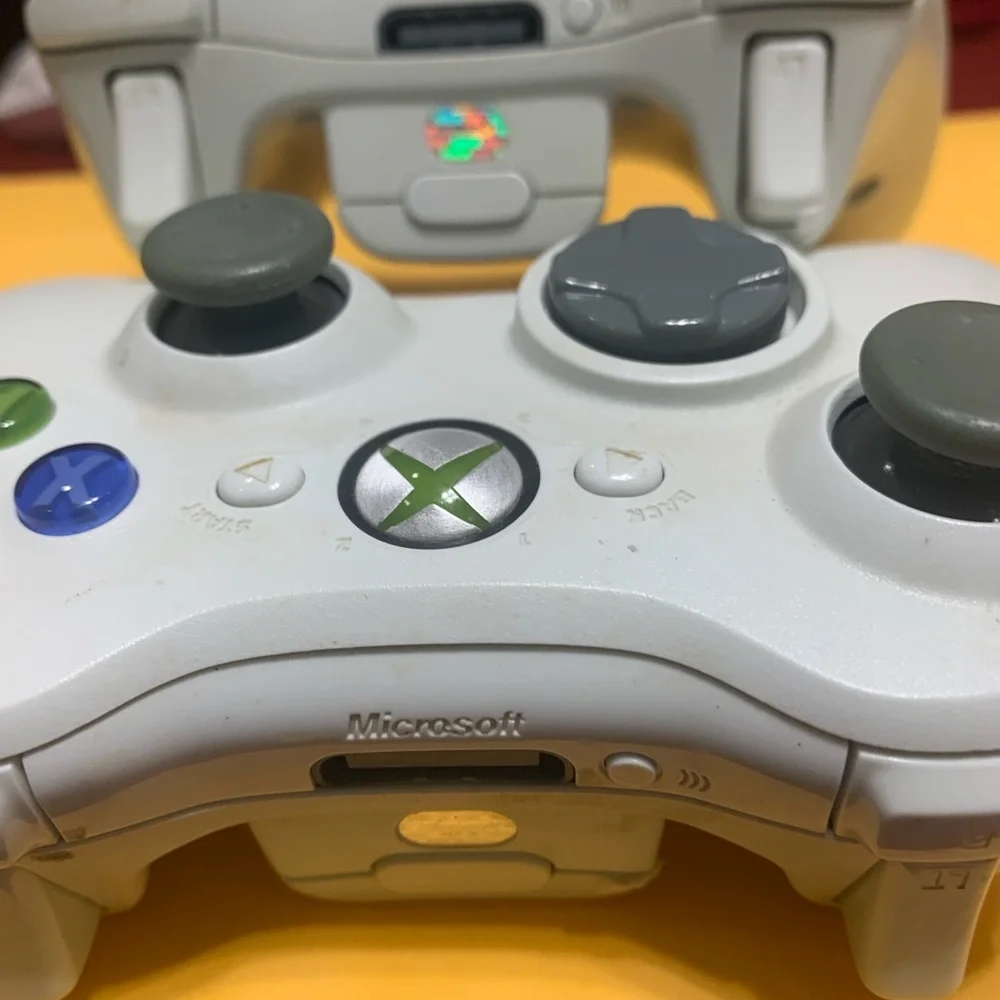 Official Microsoft Xbox 360 White 2 PreOwned Controllers! Authentic! thrifted.